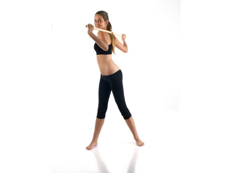 Ejercicio con bastón para fortalecer y desarrollar los músculos de la espalda con osteocondrosis torácica.