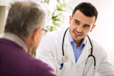 El médico da recomendaciones para la prevención de la osteocondrosis de la columna torácica.