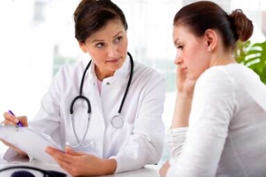 Un neurólogo prescribe un tratamiento farmacológico para la osteocondrosis torácica a un paciente.