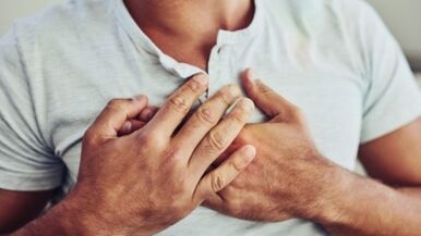 Uno de los síntomas de la osteocondrosis torácica es el dolor en la zona del pecho.